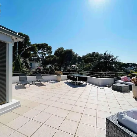 Beautiful 5 Bedroom With Direct Sea View Vila