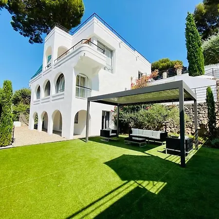 Beautiful 5 Bedroom With Direct Sea View Vila