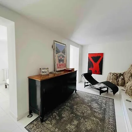 Beautiful 5 Bedroom With Direct Sea View Vila