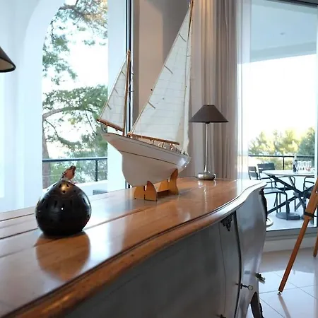 Beautiful 5 Bedroom With Direct Sea View Vila *
