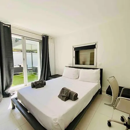 Beautiful 5 Bedroom With Direct Sea View Vila