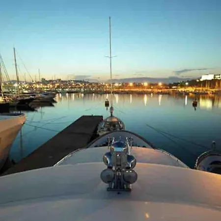Beautiful 5 Bedroom With Direct Sea View Vila *