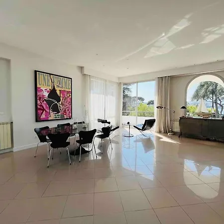 Beautiful 5 Bedroom With Direct Sea View Vila