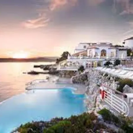 Beautiful 5 Bedroom With Direct Sea View Villa *