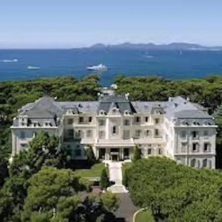 Beautiful 5 Bedroom With Direct Sea View Villa *
