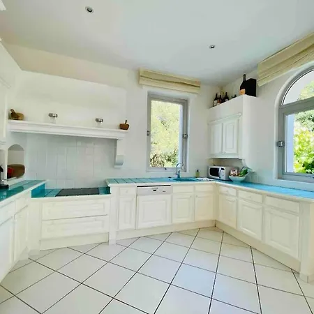 Beautiful 5 Bedroom With Direct Sea View *