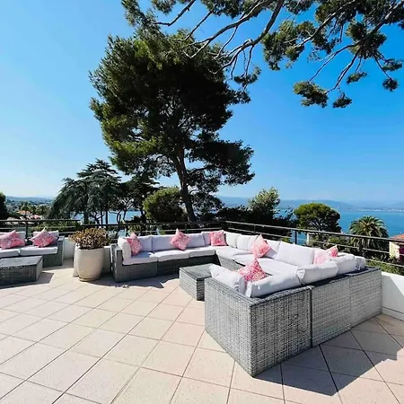 Beautiful 5 Bedroom With Direct Sea View Vila *